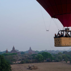 Heißluftballon über Bagan