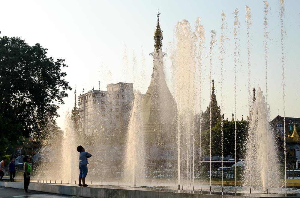 Springbrunnen mit Sule Pagode in Yangon
