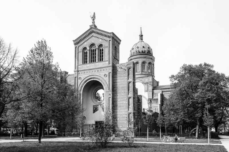 Streetphotography Berlin - Sankt-Michael-Kirche (Berlin-Kreuzberg)