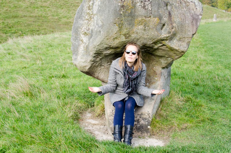 Meditieren unter einem der Steine des Steinkreises