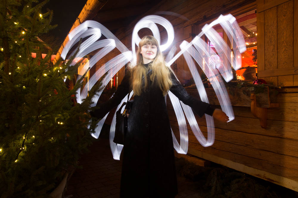 Engelflügel mit Lightpainting auf dem Weihnachtsmarkt