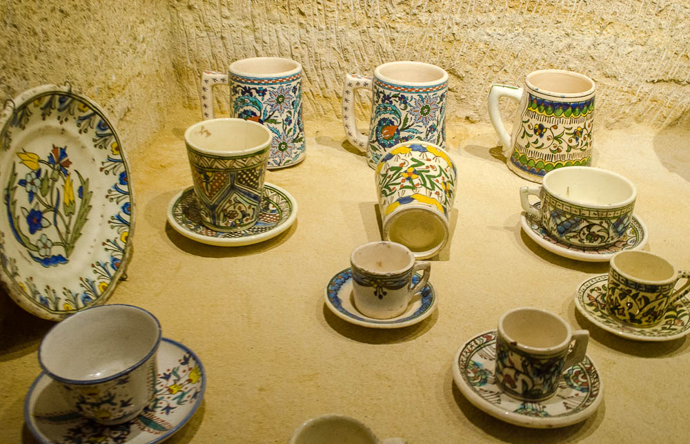Historische handbemalte Kaffeebecher im Guray Keramikmuseum in Avanos, Kappadokien
