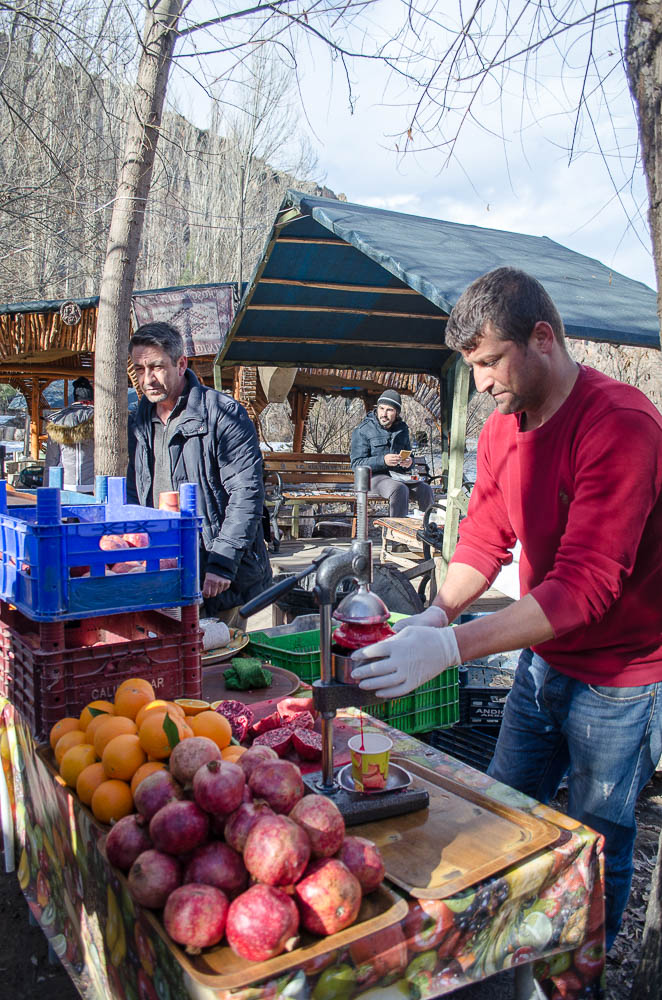 Erfrischung mit frischem Granatapfelsaft im Ihlara Tal während einer Winterwanderung in Kappadokien