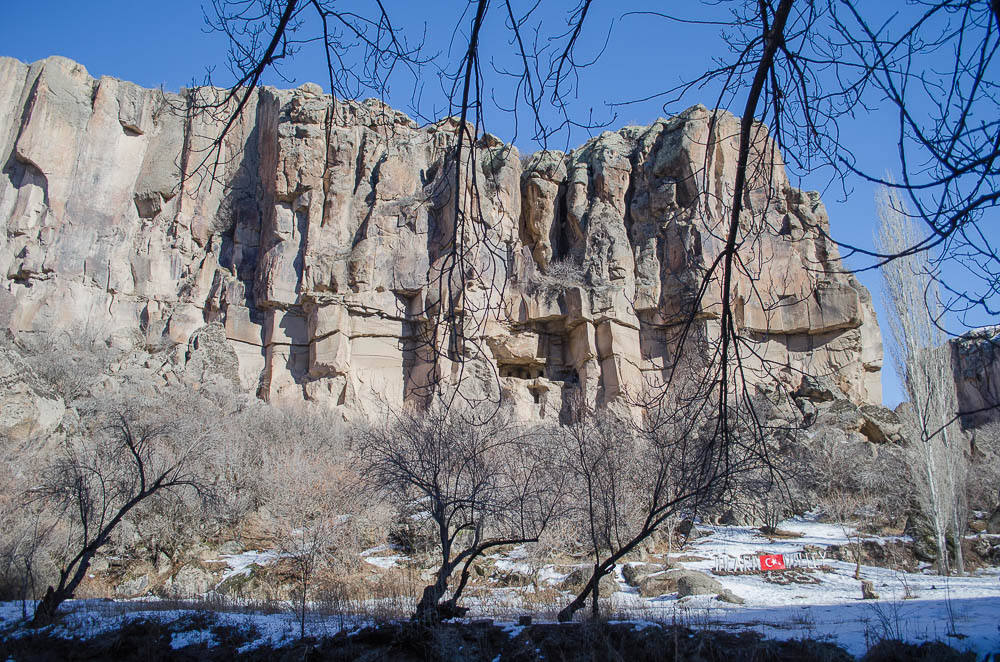 Felsenwand im Ihlara Tal während einer Winterwanderung in Kappadokien