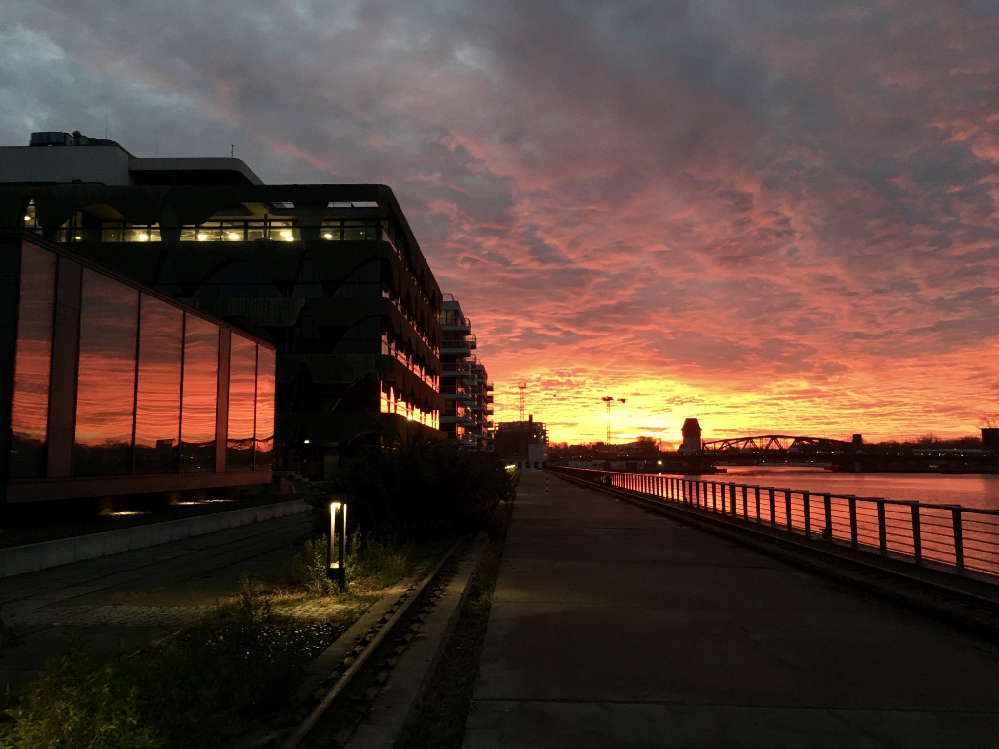 Sonnenuntergang entlang des Media Spree Hafens
