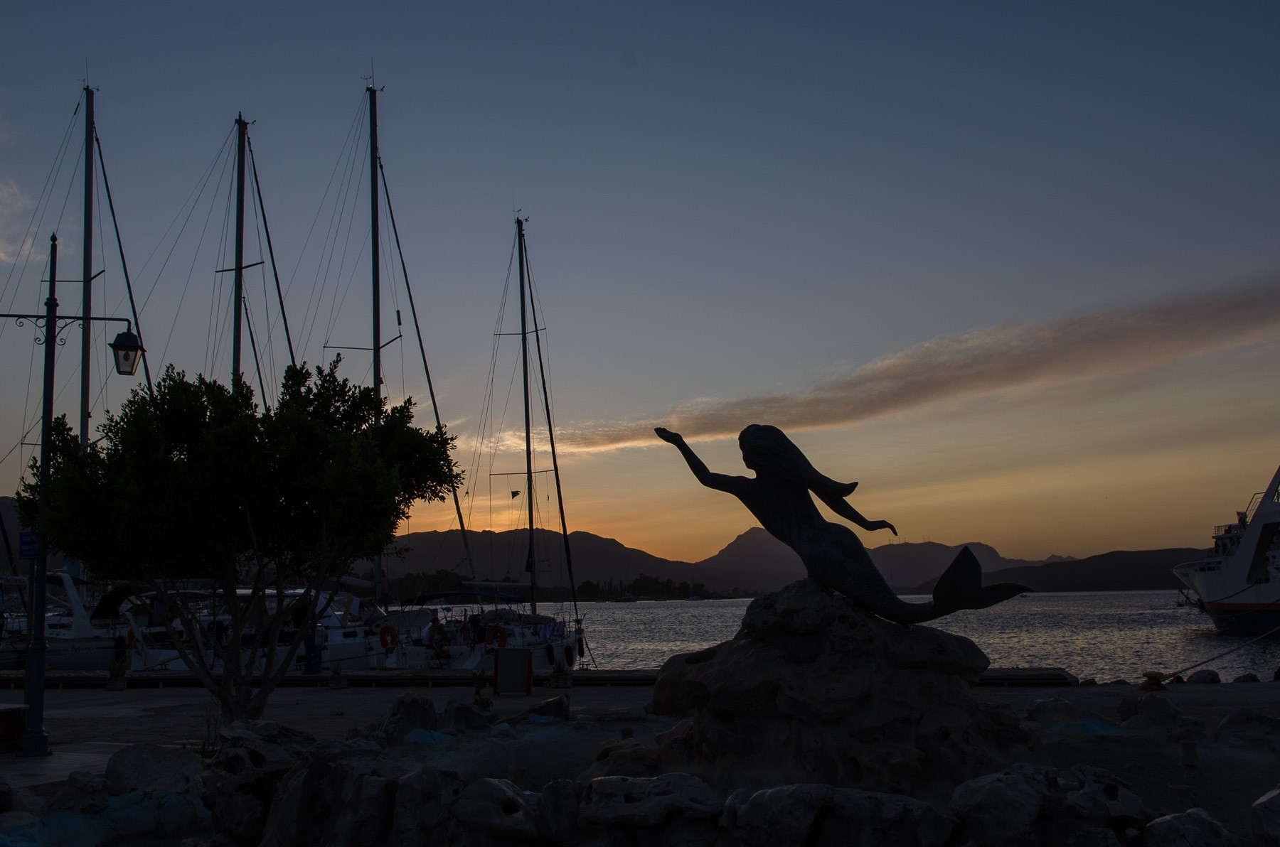 Meerrjungfrau im Hafen von Poros