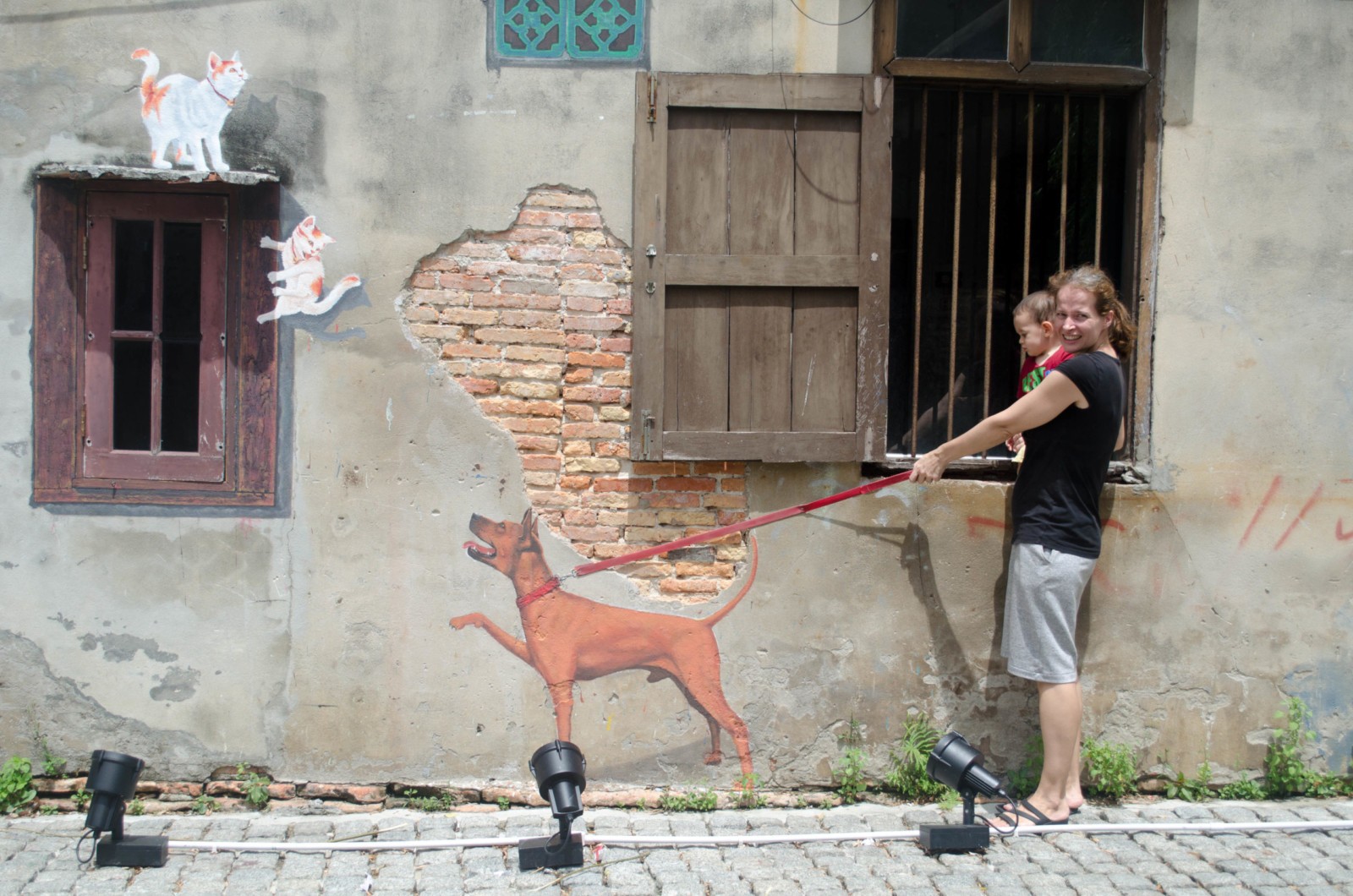 Streetart auf dem Old Heritage Trail im thailändischen Songkhla: Den Hund an die Leine nehmen