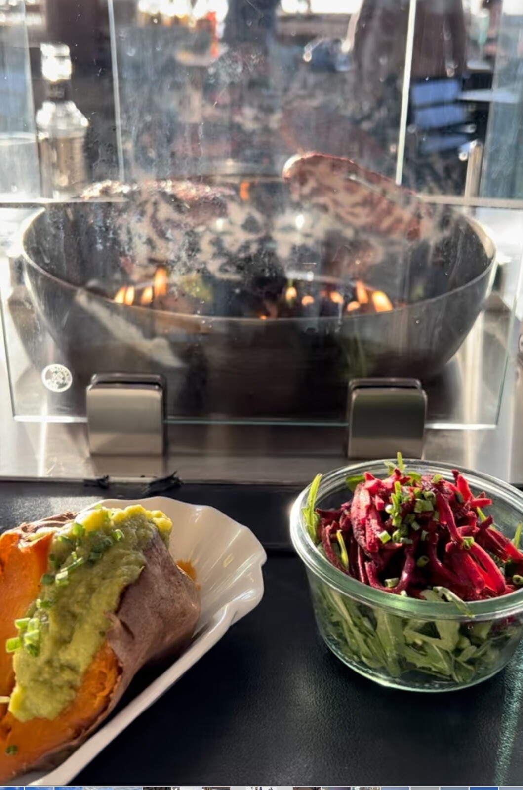 Im iismeer auf Sylt kannst du dir deinen veganen Burgerpatty slebst grillen und hast dazu einige vegane Beilagen wie Salate, Gemüse und Pommes zur Auswahl