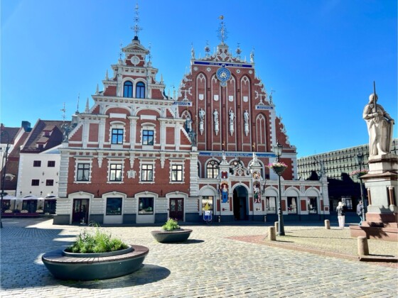 Riga Vegan entdecken: Auf dem Platz vor den Schwarzhaupthäusern.