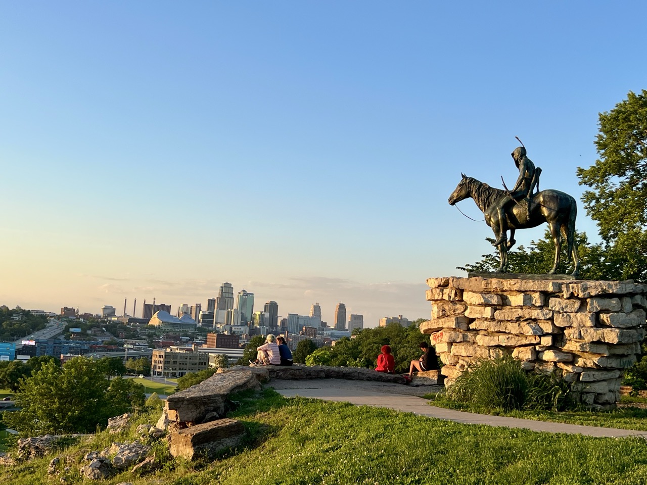 Scout Statue mit Blick über Kansas City Downtown